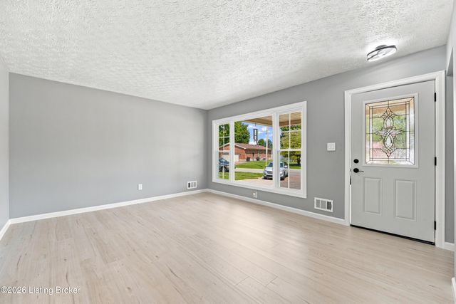6802 Tropic Ct, Louisville, KY 40219