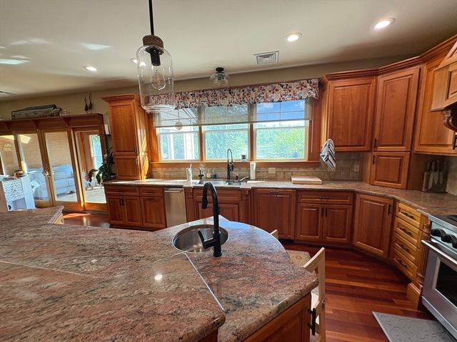 20 Bungalow Point, Wilbraham, MA 01095