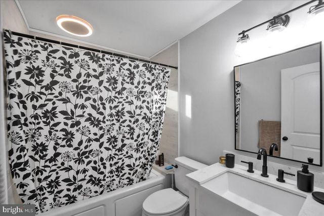 306 TIMBER HILL RD, Henryville, PA 18332