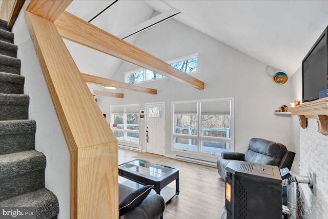 306 TIMBER HILL RD, Henryville, PA 18332