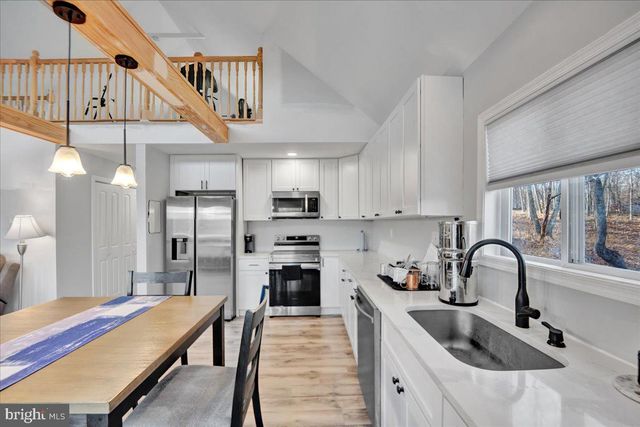 306 TIMBER HILL RD, Henryville, PA 18332