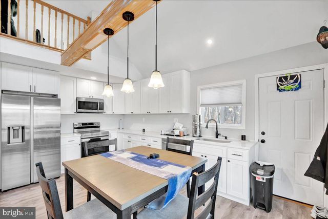 306 TIMBER HILL RD, Henryville, PA 18332