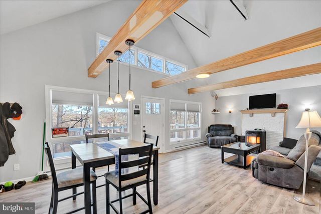 306 TIMBER HILL RD, Henryville, PA 18332