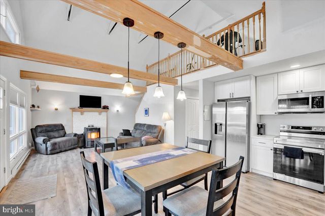 306 TIMBER HILL RD, Henryville, PA 18332