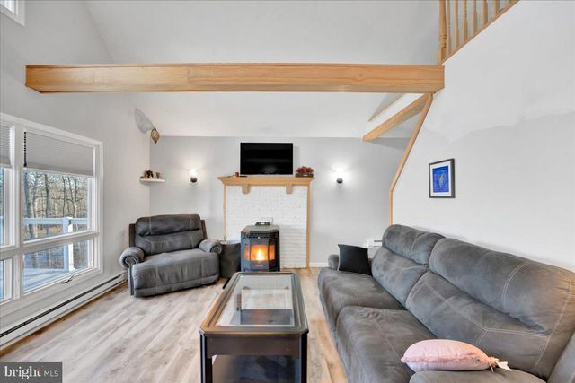 306 TIMBER HILL RD, Henryville, PA 18332