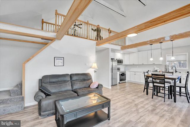 306 TIMBER HILL RD, Henryville, PA 18332