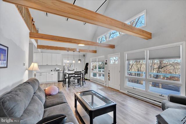 306 TIMBER HILL RD, Henryville, PA 18332