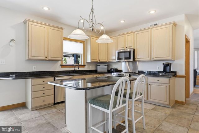 1146 WHEATSHEAF LN, Abington, PA 19001