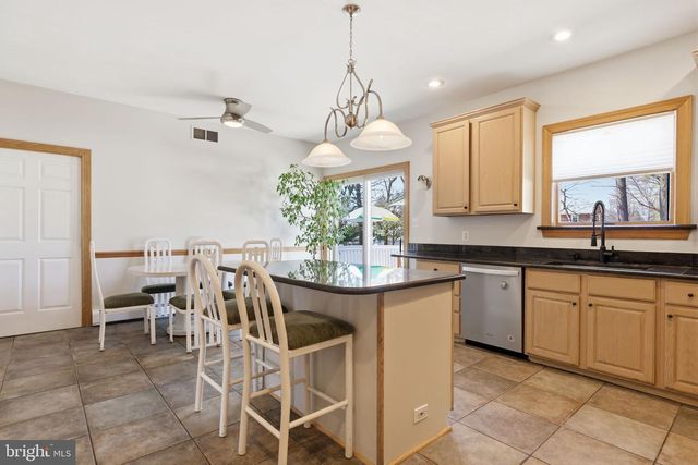 1146 WHEATSHEAF LN, Abington, PA 19001