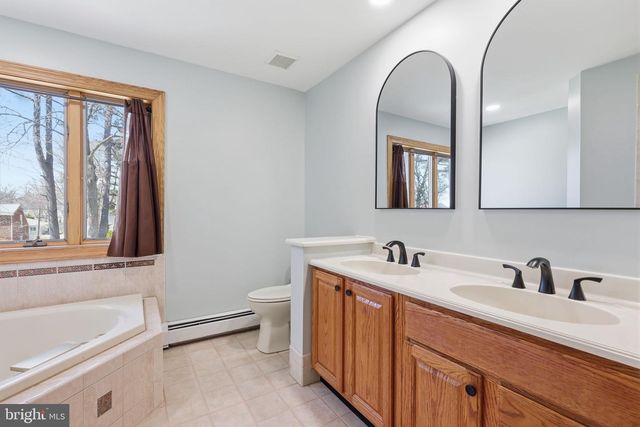 1146 WHEATSHEAF LN, Abington, PA 19001