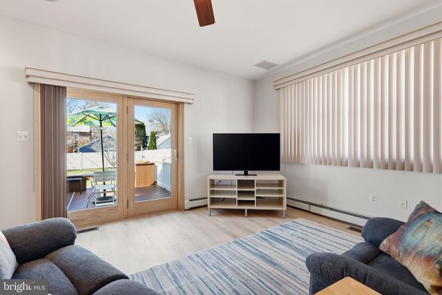 1146 WHEATSHEAF LN, Abington, PA 19001