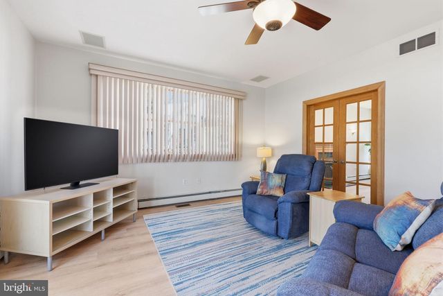 1146 WHEATSHEAF LN, Abington, PA 19001