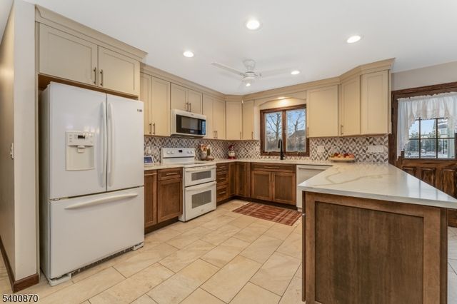 19 Lexington Road, Clinton Twp., NJ 08801