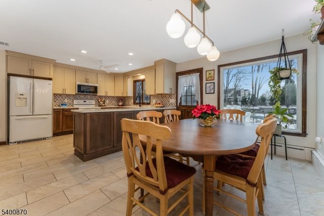 19 Lexington Road, Clinton Twp., NJ 08801