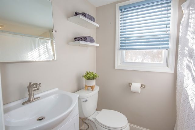 11 Nevins Ave, Longmeadow, MA 01106