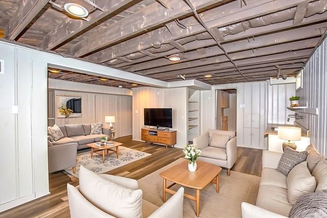 11 Nevins Ave, Longmeadow, MA 01106