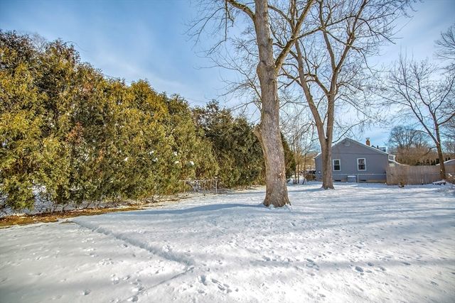 11 Nevins Ave, Longmeadow, MA 01106