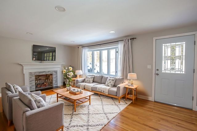 11 Nevins Ave, Longmeadow, MA 01106