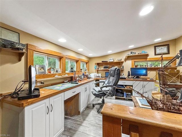 11172 Eventide LN, Gloucester, VA 23061