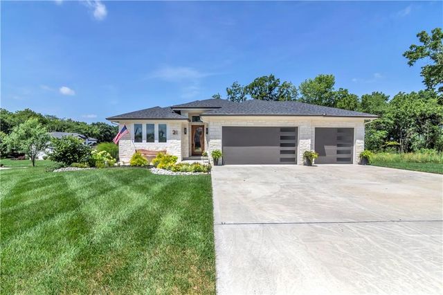 21 Bison Falls Circle, Lake Winnebago, MO 64034