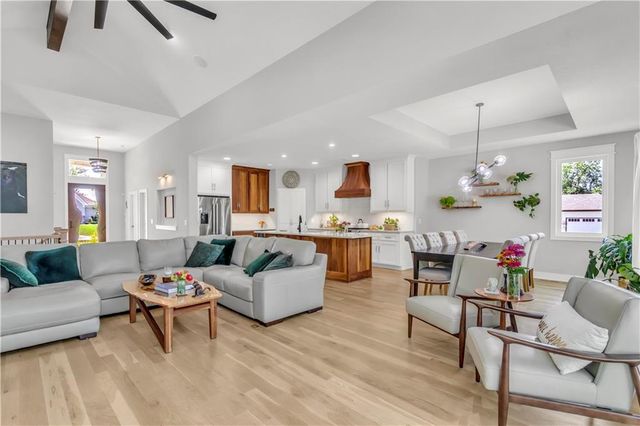 21 Bison Falls Circle, Lake Winnebago, MO 64034