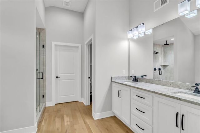 21 Bison Falls Circle, Lake Winnebago, MO 64034