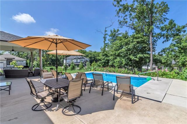 21 Bison Falls Circle, Lake Winnebago, MO 64034