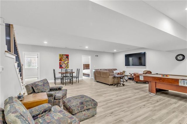 21 Bison Falls Circle, Lake Winnebago, MO 64034