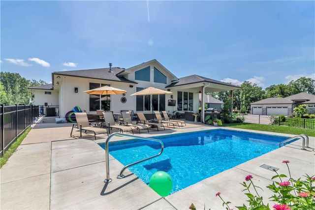 21 Bison Falls Circle, Lake Winnebago, MO 64034