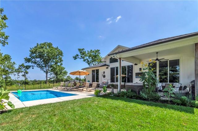 21 Bison Falls Circle, Lake Winnebago, MO 64034