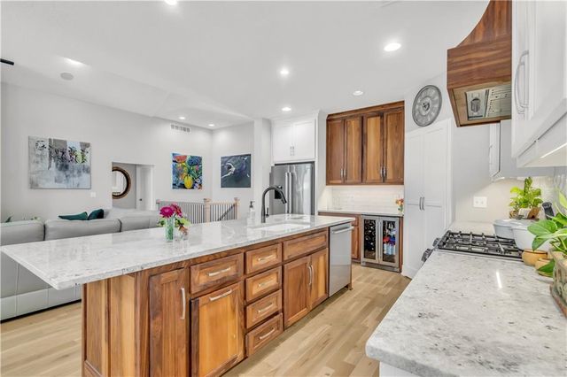 21 Bison Falls Circle, Lake Winnebago, MO 64034