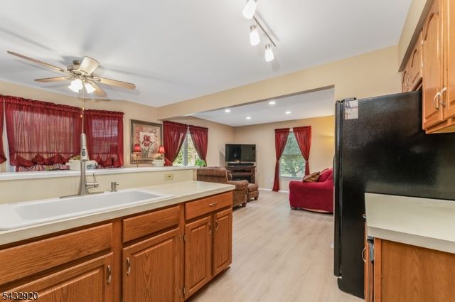 34 Pond Ridge Dr, Clinton Town, NJ 08809