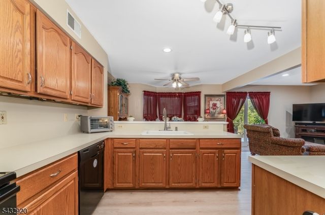 34 Pond Ridge Dr, Clinton Town, NJ 08809