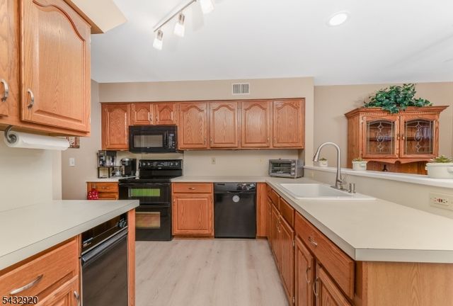34 Pond Ridge Dr, Clinton Town, NJ 08809