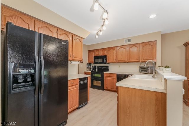 34 Pond Ridge Dr, Clinton Town, NJ 08809