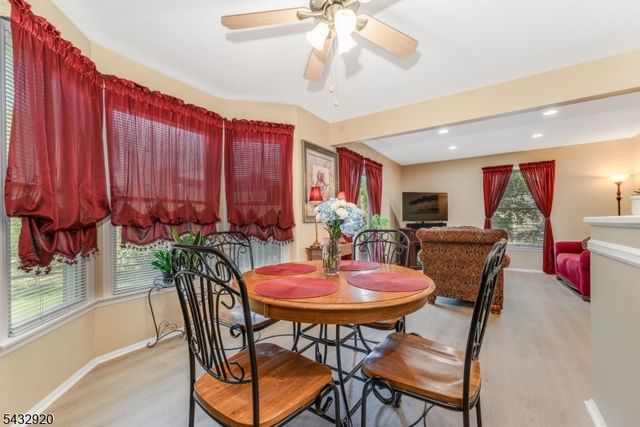 34 Pond Ridge Dr, Clinton Town, NJ 08809