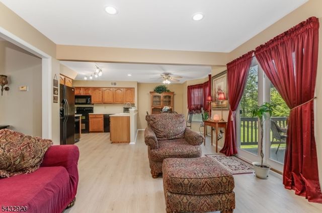 34 Pond Ridge Dr, Clinton Town, NJ 08809