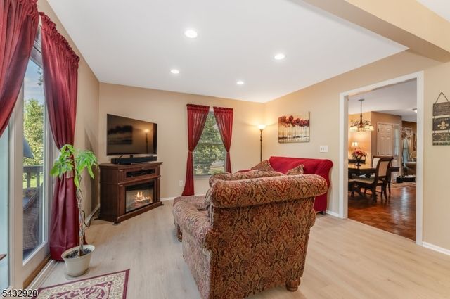 34 Pond Ridge Dr, Clinton Town, NJ 08809