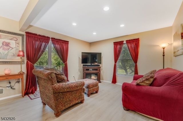 34 Pond Ridge Dr, Clinton Town, NJ 08809