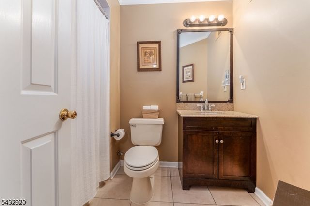 34 Pond Ridge Dr, Clinton Town, NJ 08809