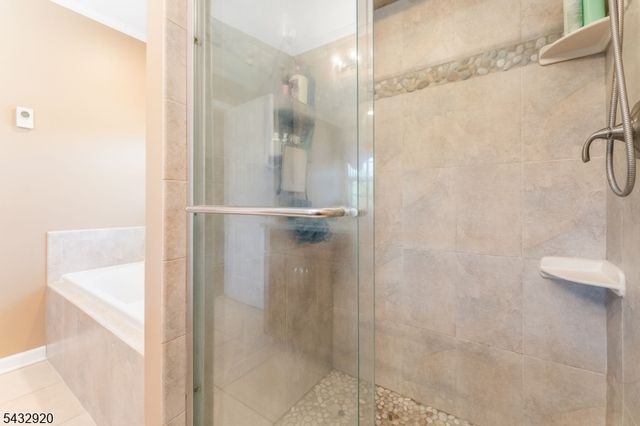 34 Pond Ridge Dr, Clinton Town, NJ 08809