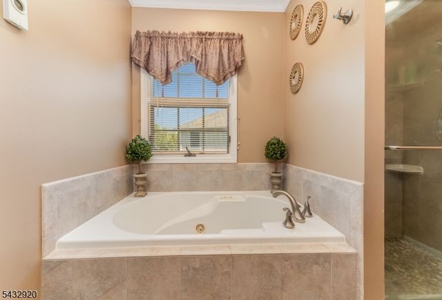 34 Pond Ridge Dr, Clinton Town, NJ 08809