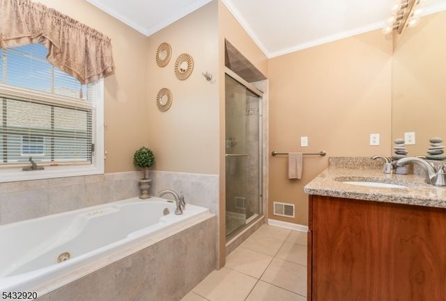 34 Pond Ridge Dr, Clinton Town, NJ 08809