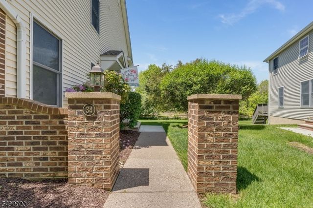 34 Pond Ridge Dr, Clinton Town, NJ 08809