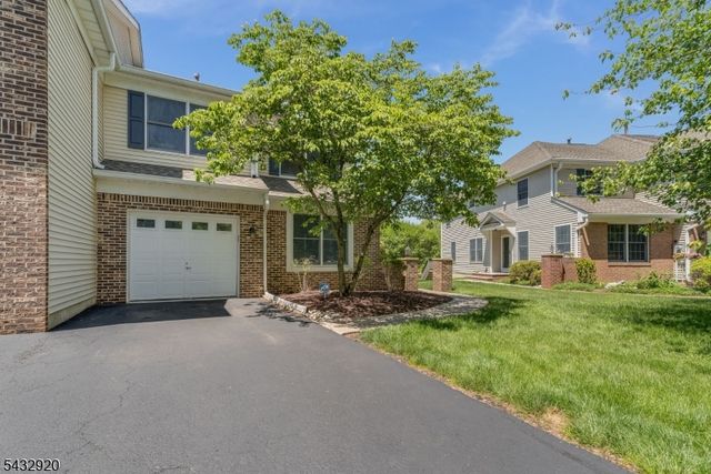 34 Pond Ridge Dr, Clinton Town, NJ 08809