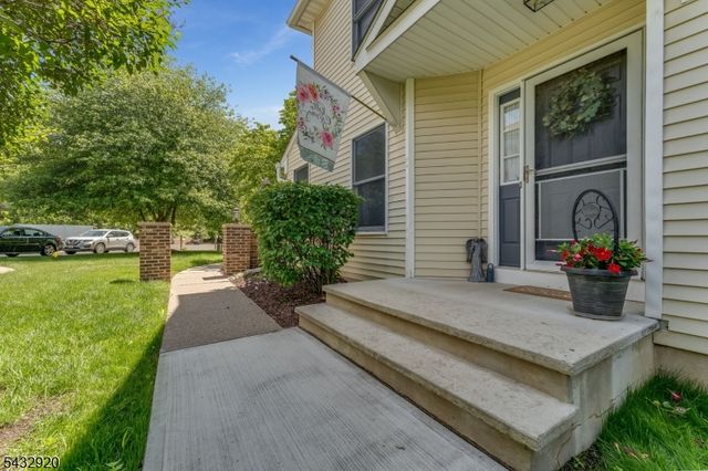 34 Pond Ridge Dr, Clinton Town, NJ 08809
