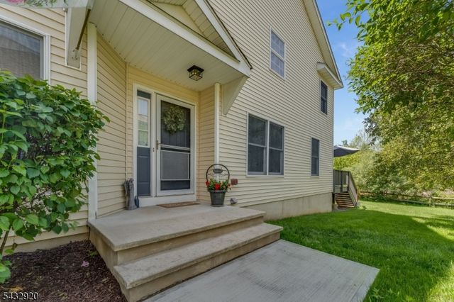 34 Pond Ridge Dr, Clinton Town, NJ 08809