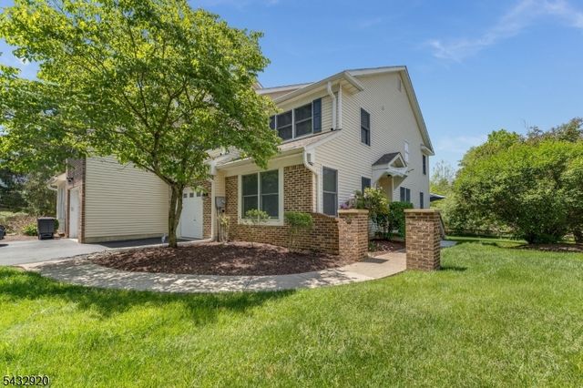 34 Pond Ridge Dr, Clinton Town, NJ 08809