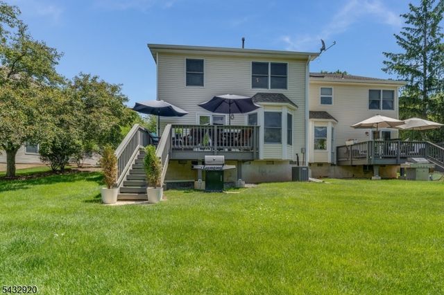 34 Pond Ridge Dr, Clinton Town, NJ 08809