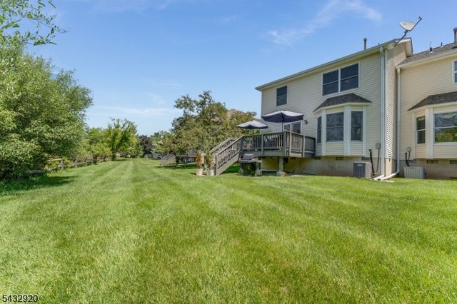34 Pond Ridge Dr, Clinton Town, NJ 08809